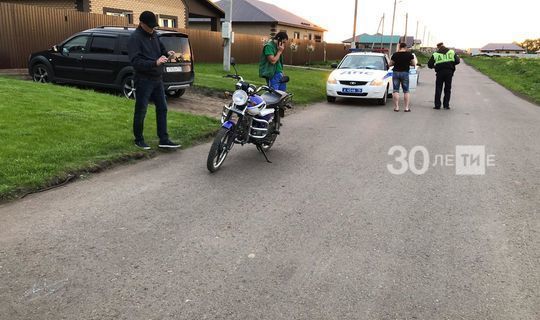 Под Челнами подросток на мотоцикле без номеров сбил играющего на дороге ребенка