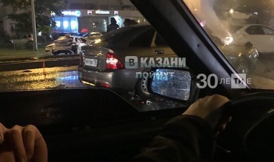 В Казани ночью в аварии столкнулись не менее 6 машин, одна из них такси
