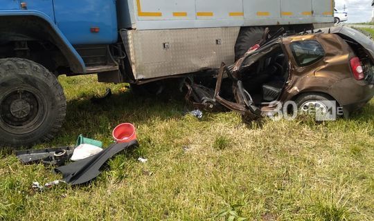 На трассе в Татарстане иномарка залетела под грузовик