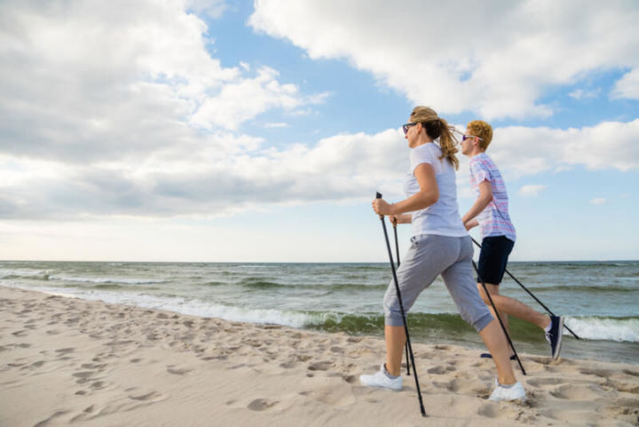 Скандинавская ходьба - залог здоровья в любом возрасте. Развенчиваем 7 мифов.