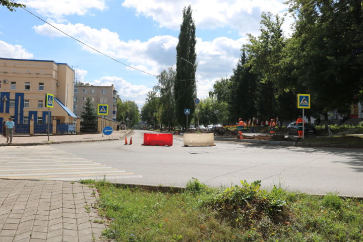 Улица Вахитова закрыта три недели, потому что работают три человека!