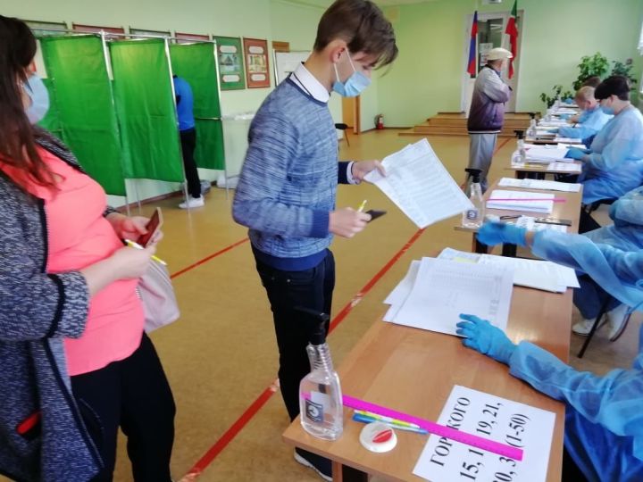 Будущий программист из Лениногорска сделал свой выбор: раньше поддерживал маму, сегодня впервые проголосовал сам