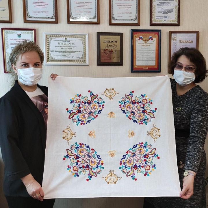 Учительница из Лениногорска подарила музею искусно вышитый платок