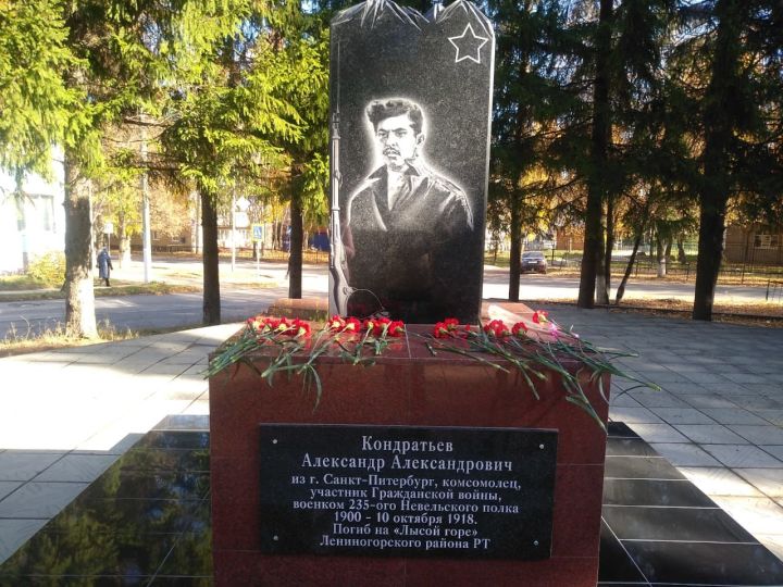 В Лениногорске открыт памятник герою гражданской войны Александру Кондратьеву.