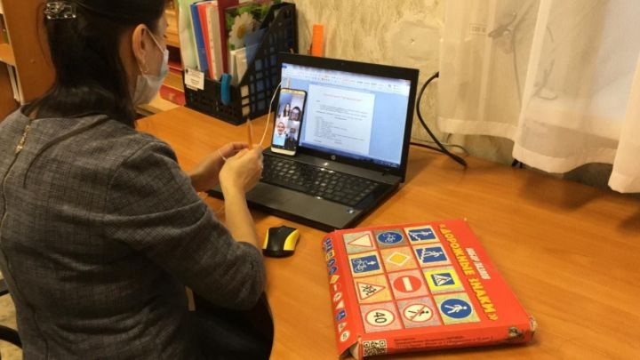 Специалисты социальной помощи центра «Исток-Башлангыч» с участием несовершеннолетних детей провели онлайн - викторину «Светофорный ринг».