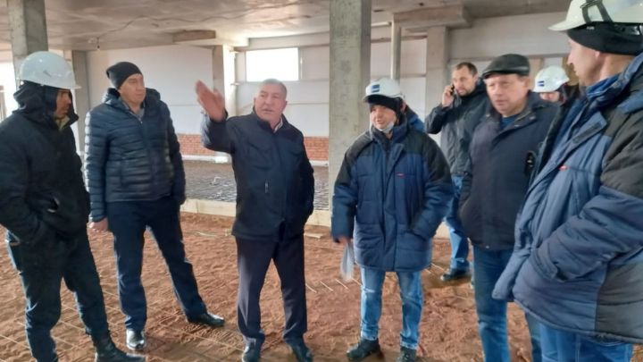 Глава Лениногорского района Рягат Хусаинов провел рабочее совещание по вопросу строительства нового Ледового Дворца спорта.