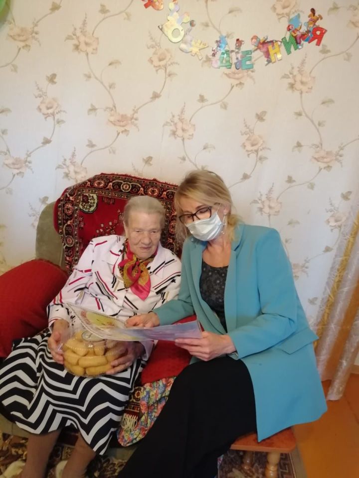 Труженицу тыла Лениногорского района поздравили с 90-летним юбилеем