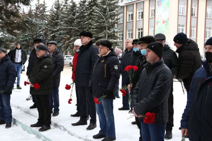 Около 50 работников и ветеранов НГДУ «Лениногорскнефть» собрались на митинг у Вечного огня