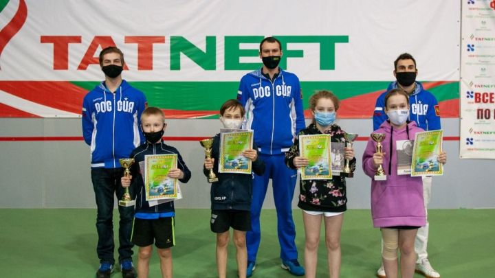 Теннисисты из городов России скрестили ракетки на лениногорском корте