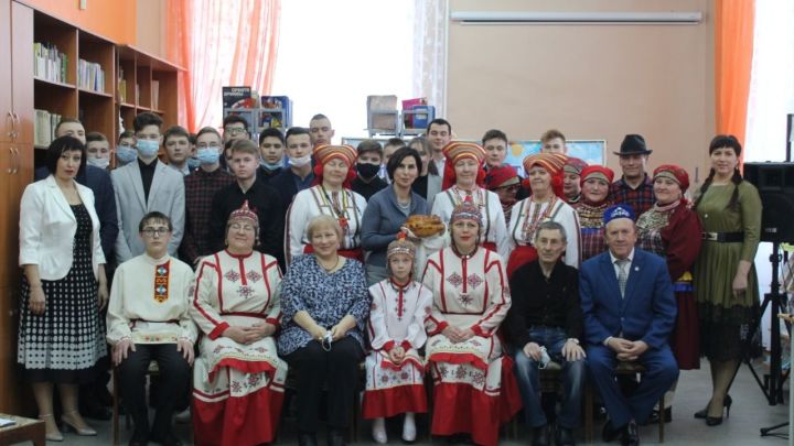 В библиотеках города Лениногорска открыли год родных языков и народного единства