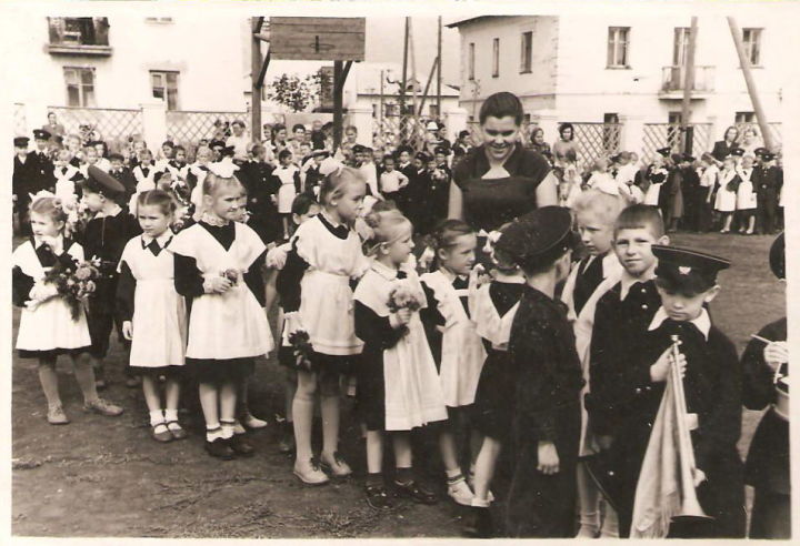1957 год. Школьники младших классов готовятся к линейке.
