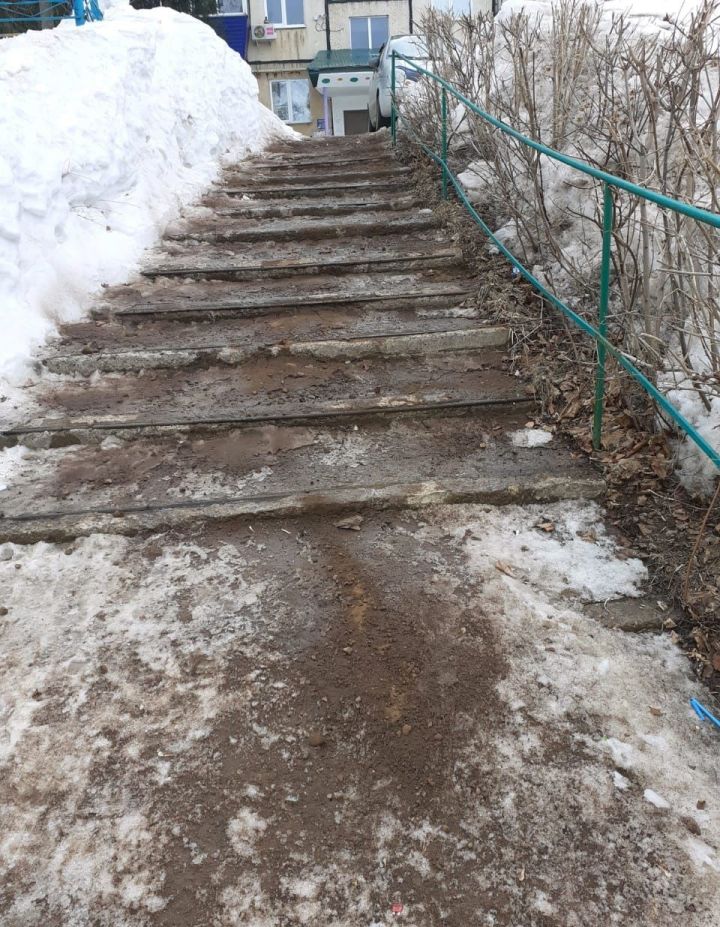 Жительница Лениногорска через социальные сети обратилась с жалобой по вопросу очистки лестницы от снега и наледи.