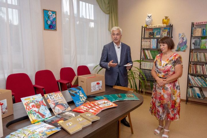 Заместитель генерального директора «Татнефти» Азат Ягафаров передал гимназии № 11 Лениногорска комплект книг