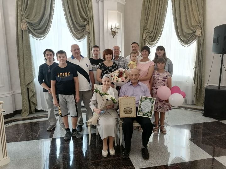 Супружеская пара из Лениногорска – семья Хайровых отметила свой 55 – летний «Изумрудный» юбилей