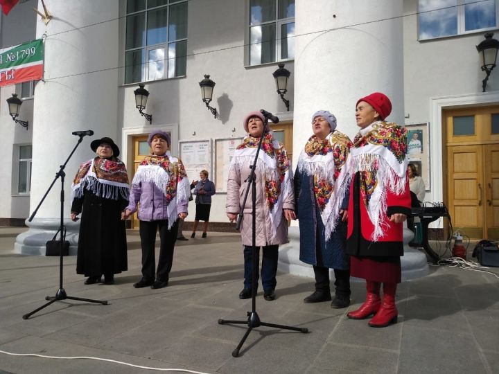 Зажигательно и весело прошел праздничный концерт лениногорских музыкальных коллективов на площадке Дворца культуры, посвященный заключительному дню голосований