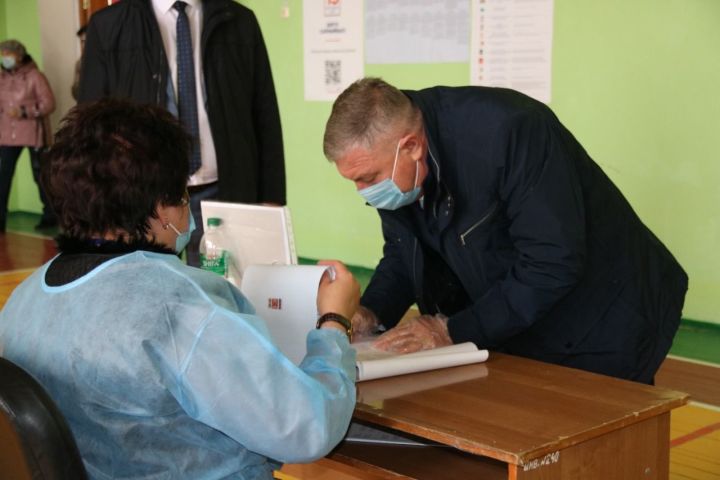 В основной день голосования в Лениногорске одним из первых проголосовал глава района