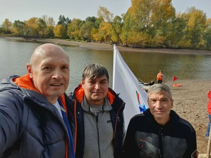 Лениногорские экстремалы начали сезон зимнего плавания