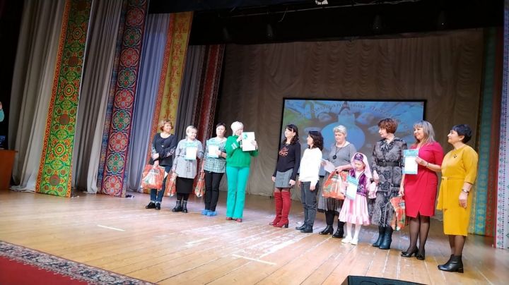 Во Дворце культуры Лениногорска торжественно наградили участников проекта «Тюбетейка дружбы»