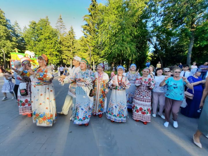 В Лениногорске в честь Дня семьи, любви и верности исполняются любимые песни
