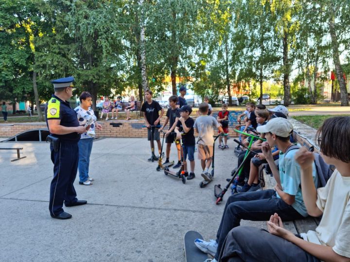 Госавтоинспекторы Лениногорска провели профилактическую беседу с детьми на скейтплощадке