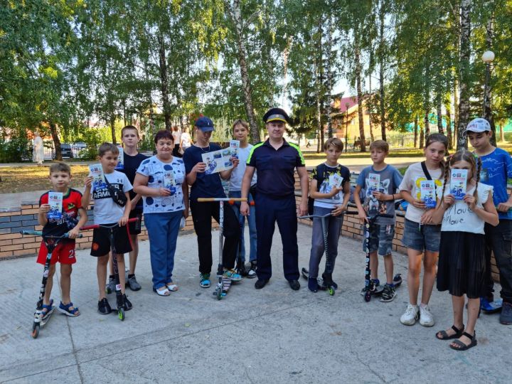 Госавтоинспекторы Лениногорска провели профилактическую беседу с детьми на скейтплощадке