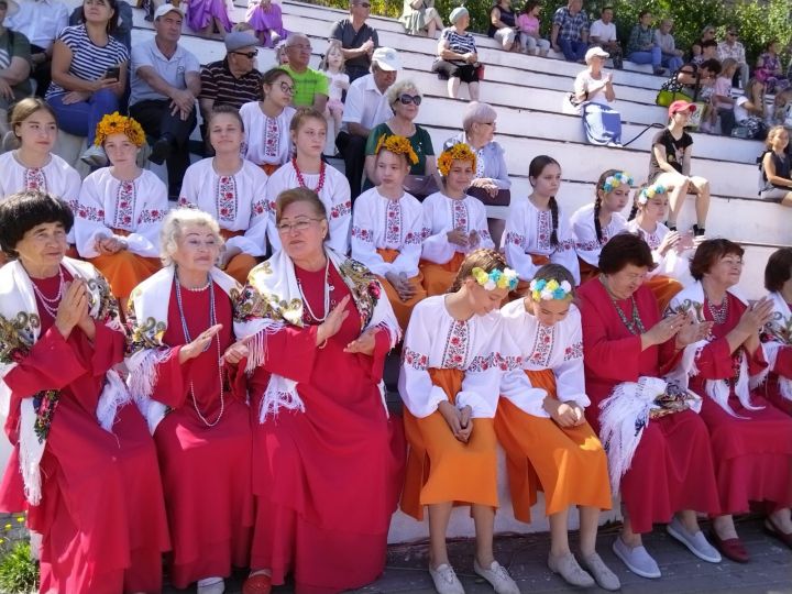 В Лениногорске на амфитеатре нижнего озера прошел праздник в честь яблочно-медового Спаса