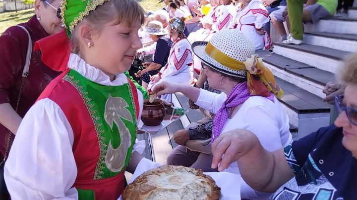 В Лениногорске на амфитеатре нижнего озера прошел праздник в честь яблочно-медового Спаса