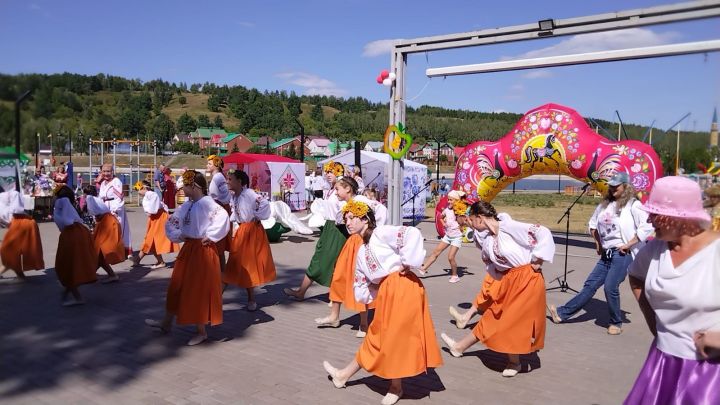 В Лениногорске на амфитеатре нижнего озера прошел праздник в честь яблочно-медового Спаса