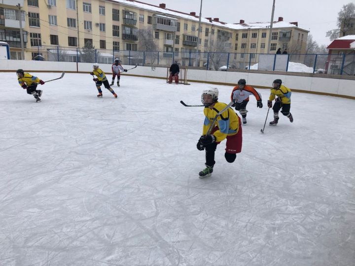 На лениногорском корте прошли соревнования по хоккею