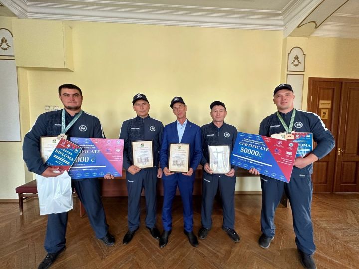 На совещании «деловой понедельник» в мэрии Лениногорска наградили бронзовых чемпионов мира по аударышу