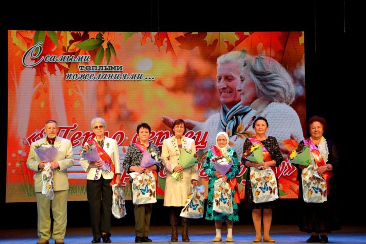 В Лениногорске глава района Рягат Хусаинов наградил активистку серебряного возраста за гуманитарную поддержку бойцов СВО