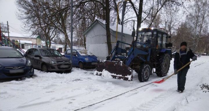 В Лениногорске на уборку снега вышли грейдеры и тракторы