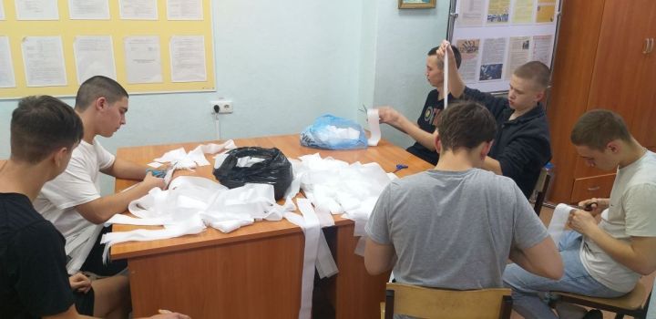 Студенты Лениногорского нефтяного техникума готовят маскировочные сети для СВО