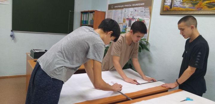 Студенты Лениногорского нефтяного техникума готовят маскировочные сети для СВО