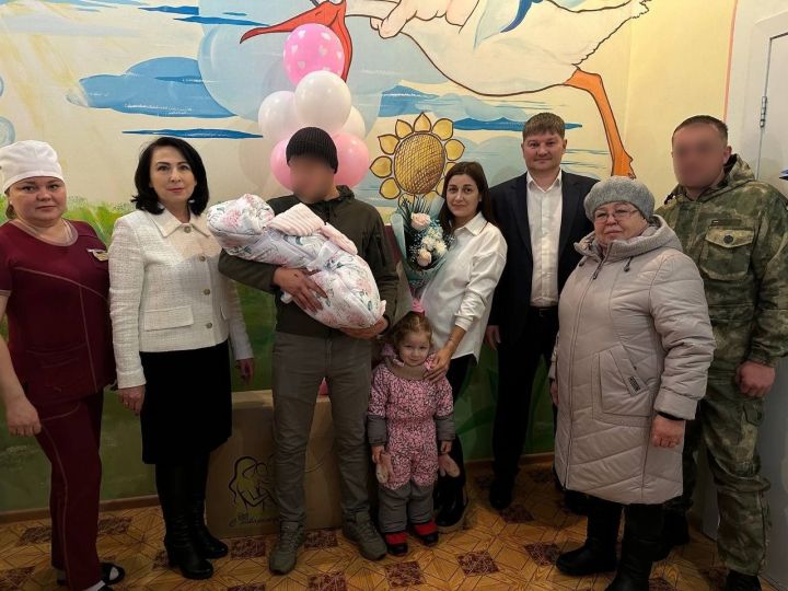 В Лениногорске новорожденную дочь бойца СВО торжественно выписали из роддома