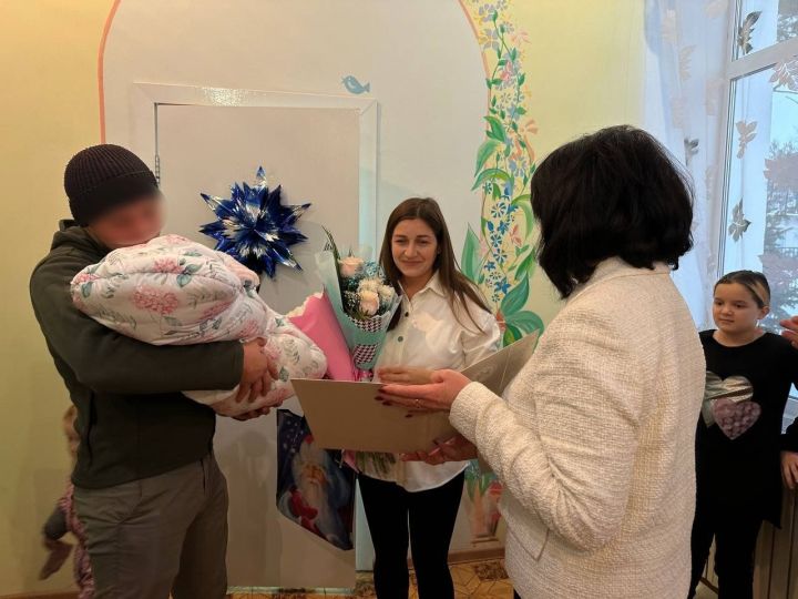В Лениногорске новорожденную дочь бойца СВО торжественно выписали из роддома