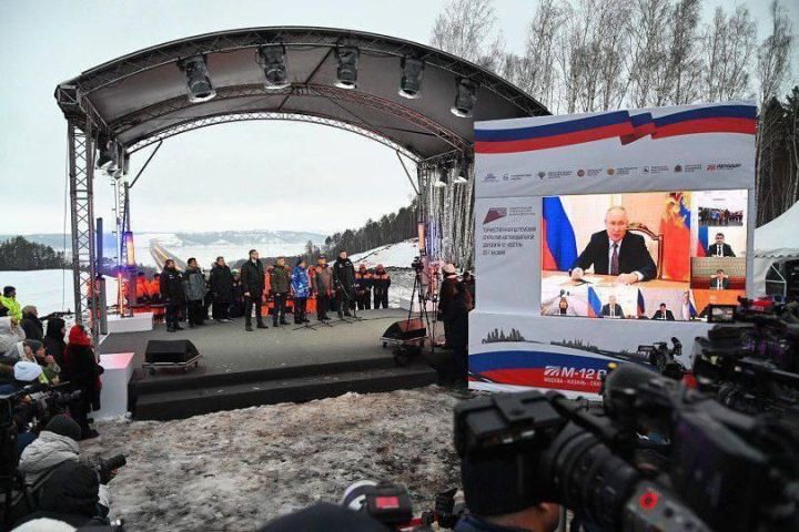 Президент России открыл движение по автомобильной дороге М-12 «Восток» до Казани