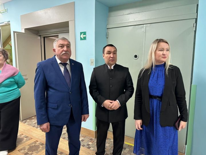 Глава района Рягат Хусаинов поздравил жителей Дома престарелых с наступающим Новым годом