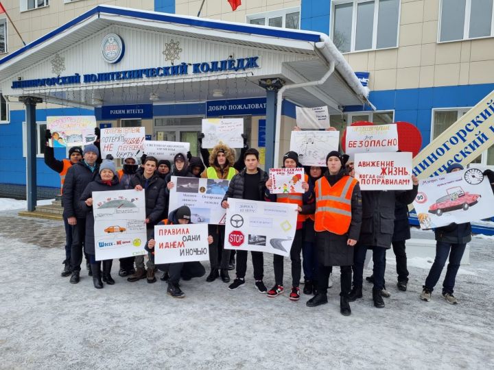 Студенты Лениногорска провели флешмоб по правилам дорожного движения