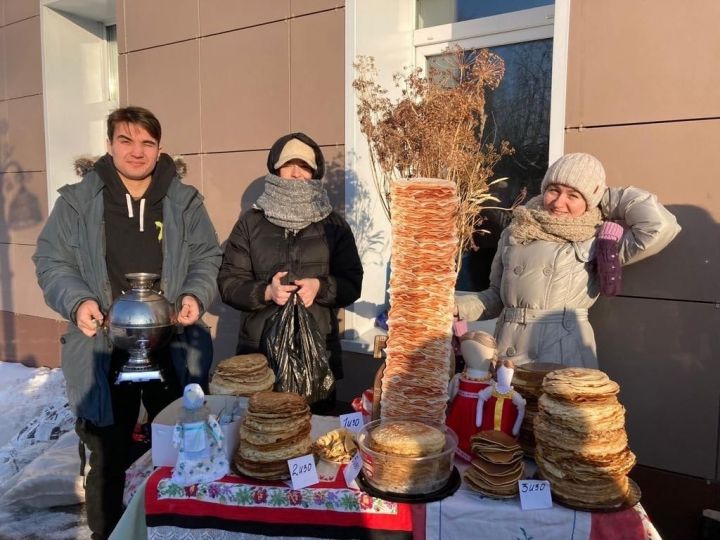 В педагогическом колледже Лениногорска на Масленицу испекли самый высокий блинный столб