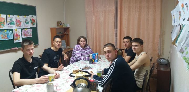 В общежитии Лениногорского нефтяного техникума студенты устроили чаепитие