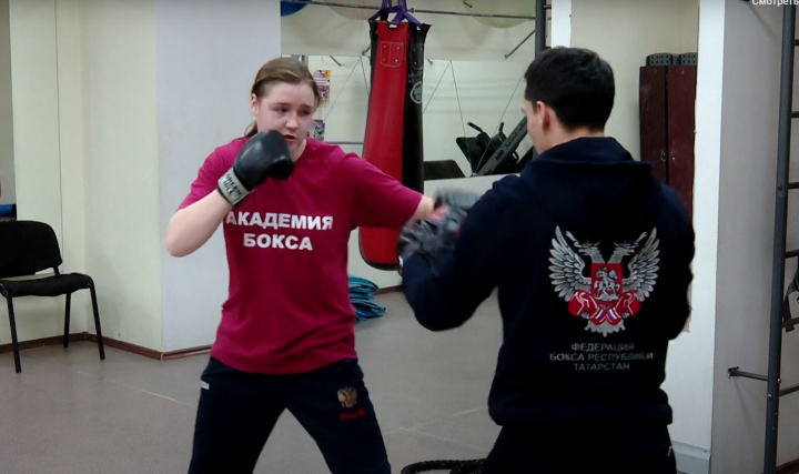 13-летняя спортсменка из Лениногорска Дарья Антипова готовится к чемпионату Европы по боксу