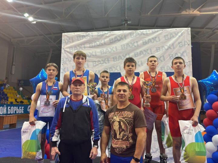 Лениногорские борцы завоевали на республиканских соревнованиях 6 медалей