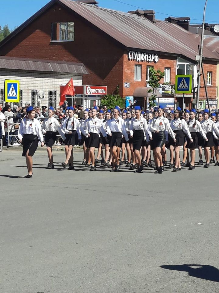 В Лениногорске прошёл парад с участием четырёх поколений лениногорцев