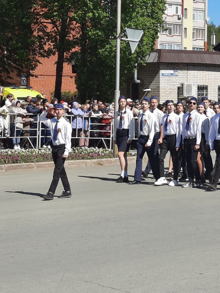 В Лениногорске прошёл парад с участием четырёх поколений лениногорцев