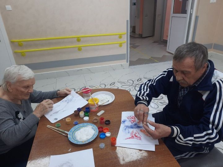 Жители Лениногорского Дома-интерната престарелых рисовали цветной солью