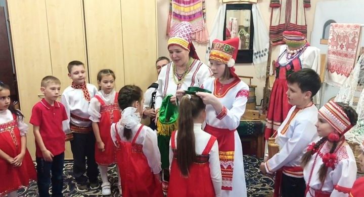 В Лениногорске дети учились играть в старинную мордовскую игру