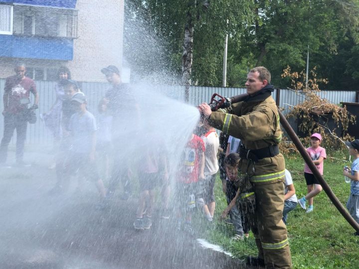 Лениногорские дети из пришкольных летних лагерей посетили пожарную часть