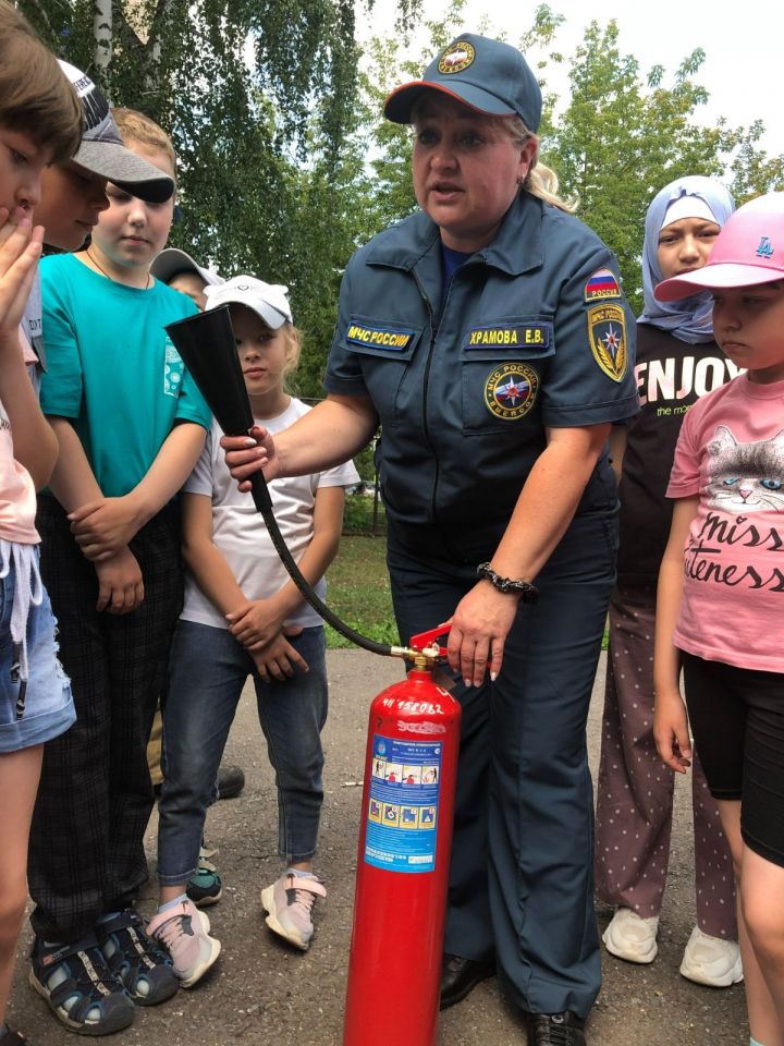 Лениногорские дети из пришкольных летних лагерей посетили пожарную часть