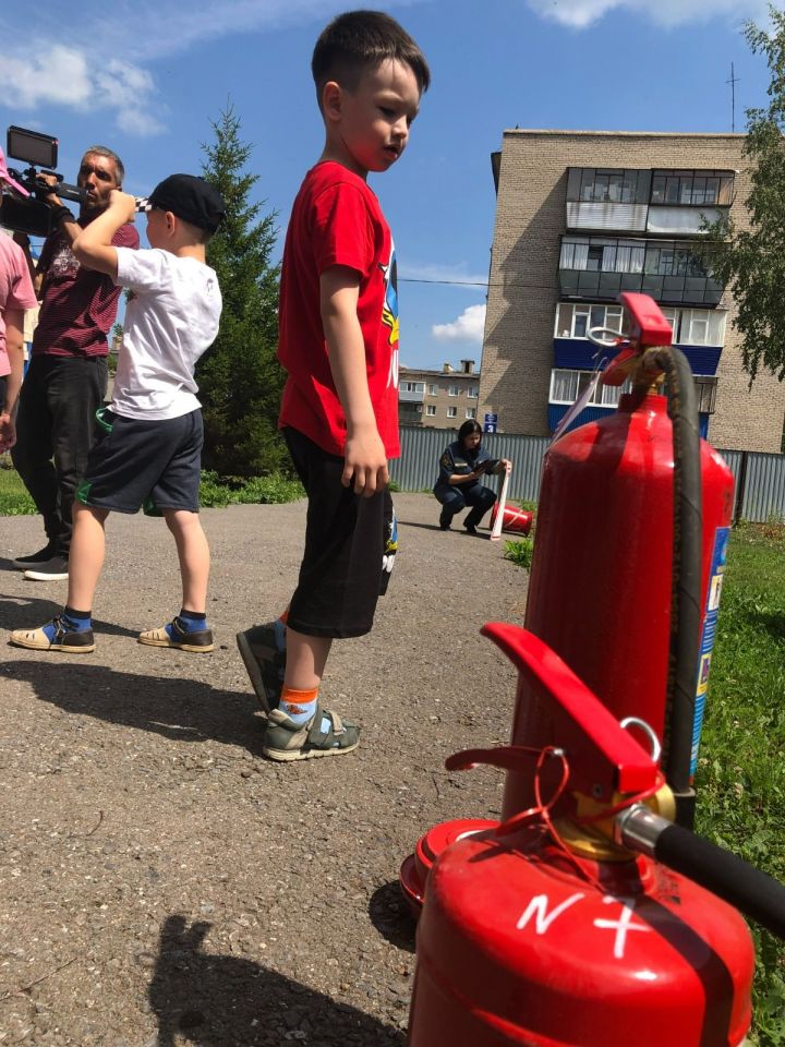 Лениногорские дети из пришкольных летних лагерей посетили пожарную часть
